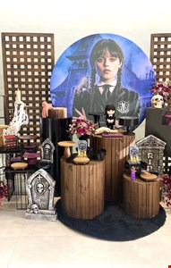 Decoração Adulto- Halloween Wandinha Addams