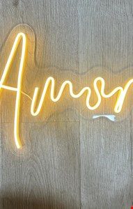 Letreiro Amor em Led Branco Quente / Luz Amarela 44cmL 30cmA