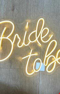 Letreiro Bride To Be em Led Branco Quente / Luz Amarela 44cmL 30cmA
