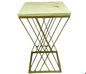Mesa Cubo Ferro Dourado e Pinus M 39cmL 70cmA