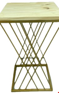 Mesa Cubo Ferro Dourado e Pinus M 39cmL 70cmA