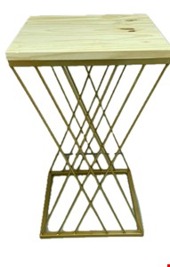 Mesa Cubo Ferro Dourado e Pinus P 35cmL 61cmA