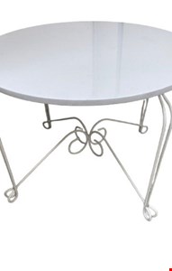 Mesa branca redonda ferro e couro baixa 70cmD 49cmA