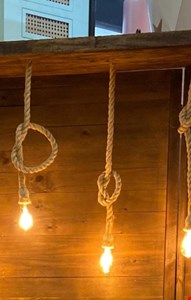 Base com iluminação de sisal 