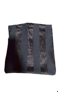 Capa de Almofada Preta Listrada 38cmC 40cmL 