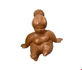 Escultura Gordinha Sentada com Coque em Barro Marrom 27cmA