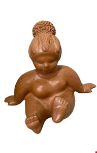 Escultura Gordinha Sentada com Coque em Barro Marrom 27cmA