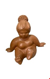 Escultura Gordinha Sentada com Coque em Barro Marrom 27cmA