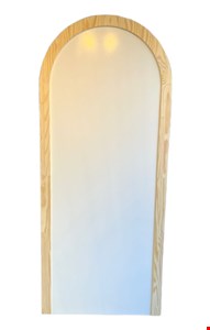 Painel Oval de Madeira Laqueado Branco Borda Pinus 1,90cmA 80cmL 