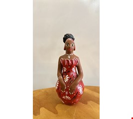 Namoradeira com roupa vermelha 20cmA