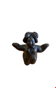 Escultura Gordinha em Barro Preta  16cmA 