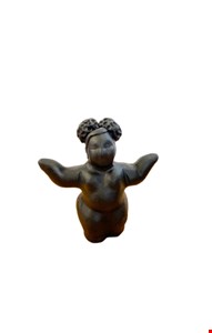 Escultura Gordinha em Barro Preta  Cabelo Preso 16cmA 