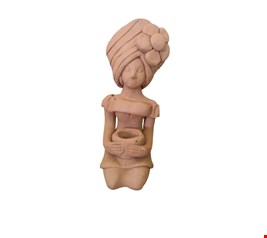 Boneca Sentada com um Vaso na Mão e Vestido em Barro -14cmA