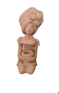 Boneca Sentada com um Vaso na Mão e Vestido em Barro -14cmA