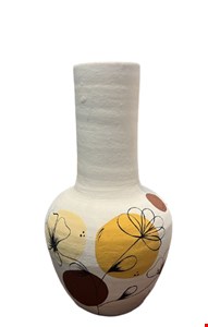 Vaso barro claro com flores detalhes amarelo e marrom - 40cmA 10cmD Vaso barro claro com flores detalhes amarelo e marrom - 40cmA 10cmD