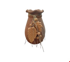 Vaso em barro com borda ondulada e colar de folhas - 30cmA