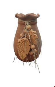 Vaso em barro com borda ondulada e colar de folhas - 30cmA