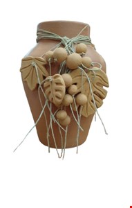 Vaso em barro com colar de folhas- 30cmA