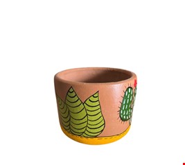 Cachepot em barro com cacto verde e folhas com base amarela - 13cmA Cachepot em barro com cacto verde e folhas com base amarela - 13cmA