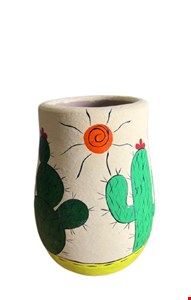 Vaso em barro bege com cacto verde e base verde neon  - 17cmA