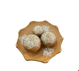 Prato em barro com flores brancas e três bolas com detalhe branca-27cmD Prato em barro com flores brancas e três bolas com detalhe branca-27cmD