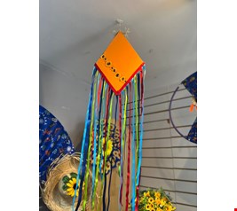 São João Balão de Madeira Laranja Girassol com Fitas Coloridas