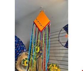 São João Balão de Madeira Laranja Girassol com Fitas Coloridas