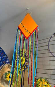 São João Balão de Madeira Laranja Girassol com Fitas Coloridas