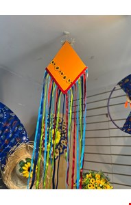 São João Balão de Madeira Laranja Girassol com Fitas Coloridas