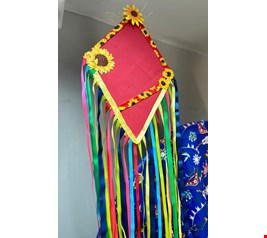 São João Balão de Madeira Vermelho Girassol com Fitas Coloridas 