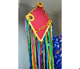 São João Balão de Madeira Vermelho Girassol com Fitas Coloridas 