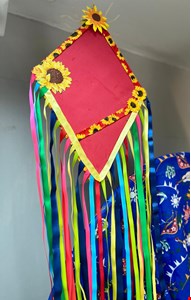 São João Balão de Madeira Vermelho Girassol com Fitas Coloridas 