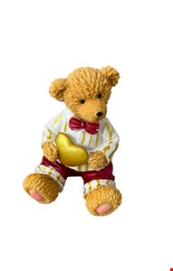 Urso Resina Sentado Bege- Coração Blusa Branca e Calça Vermelha 13cmA Urso Resina Sentado Bege- Coração Blusa Branca e Calça Vermelha 13cmA