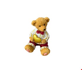 Urso Resina Sentado Bege- Coração Blusa Branca e Calça Vermelha 13cmA Urso Resina Sentado Bege- Coração Blusa Branca e Calça Vermelha 13cmA