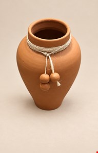 Vaso de Barro com Colar de Bolas 44cmA